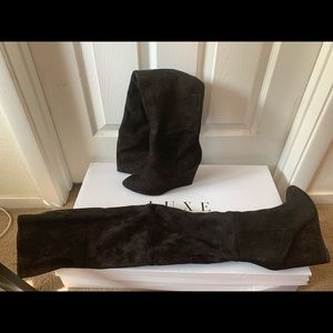 Black suede boots with heel